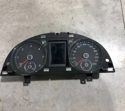 Volkswagen PASSAT B7 Speedometer (instrument cluster) 3AA920870J