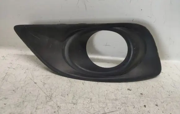 Toyota Avensis T250 Front fog light trim/grill