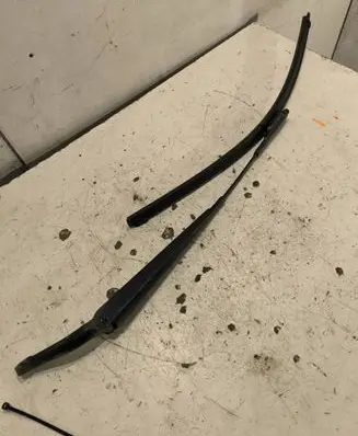 Volvo V70 Front wiper blade arm 182358