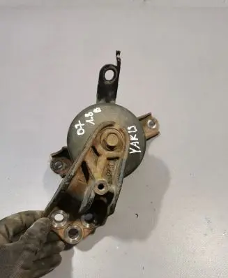 Toyota Yaris Engine mount bracket