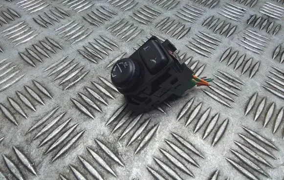 Nissan Qashqai+2 Wing mirror switch