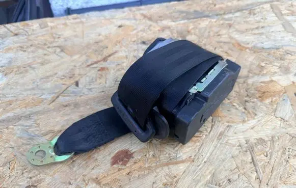 Volkswagen PASSAT B5 Front seatbelt 3B1857706D