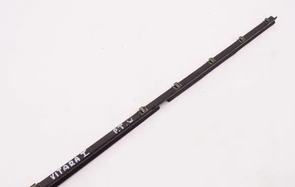 Suzuki Grand Vitara I Rear door windshield rail 