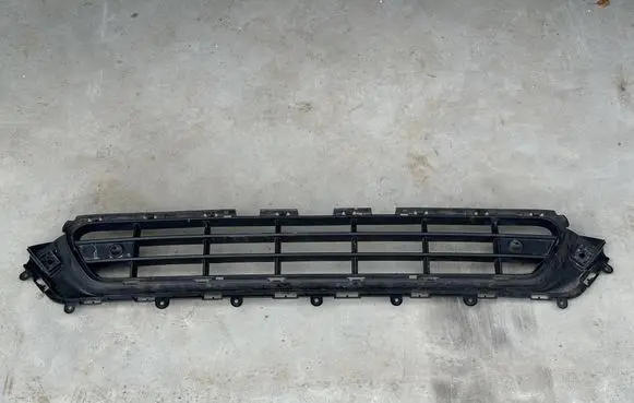 Volvo XC40 Front bumper lower grill 31650117
