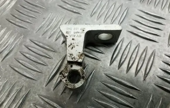 Volkswagen Tiguan Front door upper hinge 5N0831401