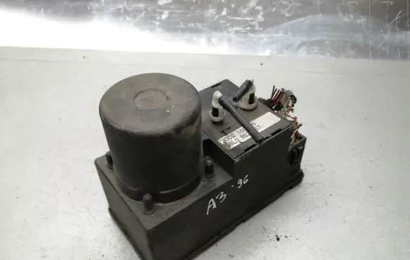 Audi A4 S4 B5 8D Central locking vacuum pump 8L0862257