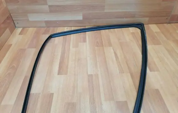 Renault Zoe Rubber seal front door window/glass 803314036R