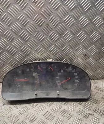 Volkswagen PASSAT B5 Speedometer (instrument cluster) 3b1919860c