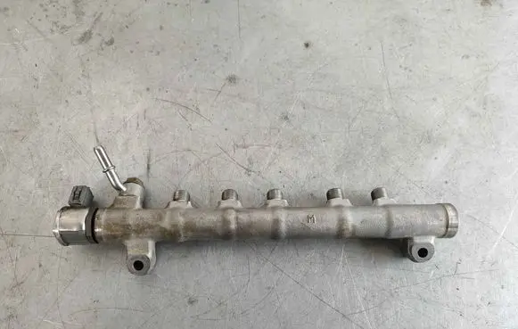 Volvo XC40 Fuel distributor 31303612