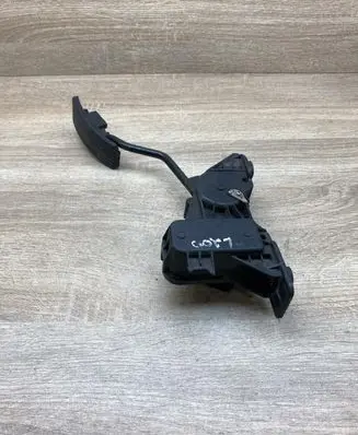 Mitsubishi L200 Accelerator throttle pedal APM30009