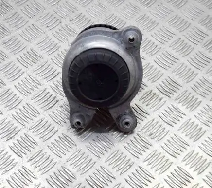 Mercedes-Benz C W205 Engine mount bracket A2052407700