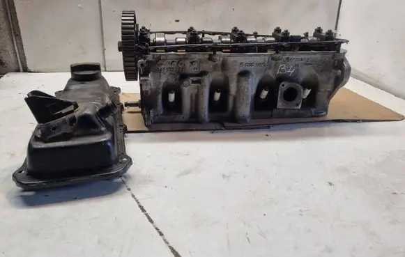 Audi 80 90 S2 B4 Engine head 048103373
