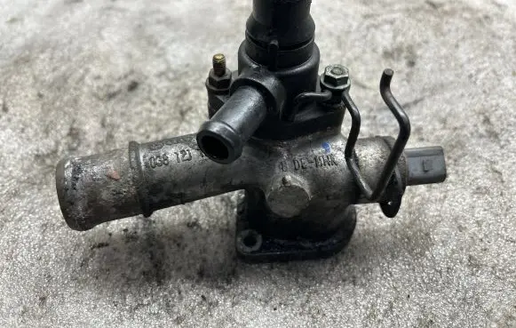 Volkswagen Sharan Engine coolant pipe/hose 038121133J