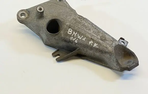 BMW 1 E81 E87 Engine mounting bracket 6760307
