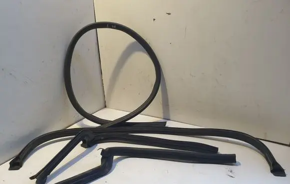 BMW 3 E46 Engine compartment rubber 