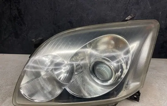 Toyota Avensis T250 Headlight/headlamp E13175