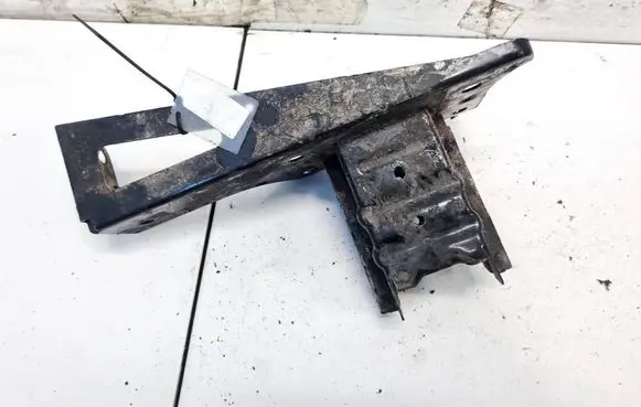 Front bumper mounting bracket