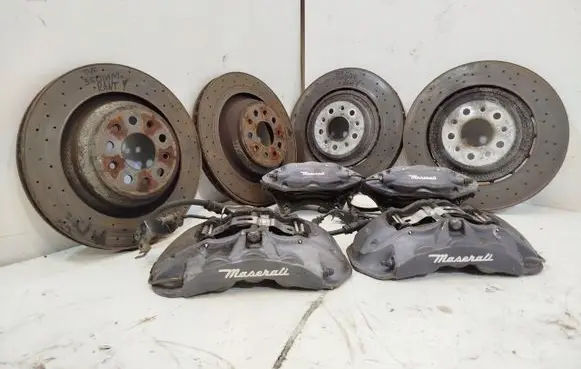 Maserati Ghibli Brake discs and calipers set 670