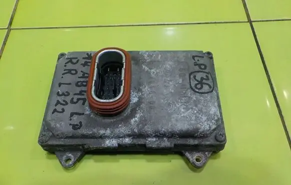 Land Rover Range Rover L322 LED ballast control module YWC500440