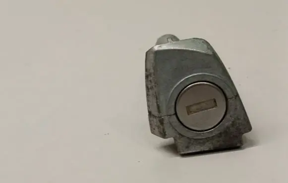 Volkswagen Golf VII Front door lock (next to the handle) 
