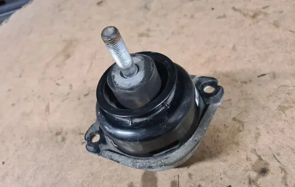 Audi Q7 4L Engine mount bracket 7L8199131A