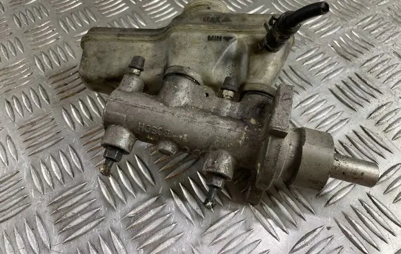 Volkswagen Golf IV Master brake cylinder 0204221731