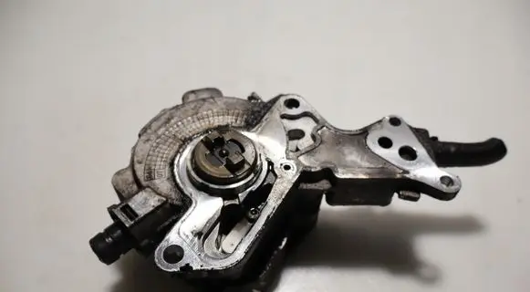 Skoda Fabia Mk2 (5J) Vacuum pump