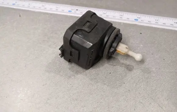 Volkswagen Bora Headlight level adjustment motor 1J0941295C