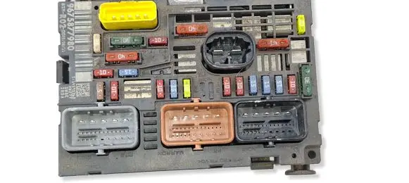 Peugeot 3008 I Fuse module 9675877980 14595360