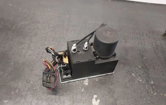 Audi A4 S4 B5 8D Central locking vacuum pump 8D0862257C