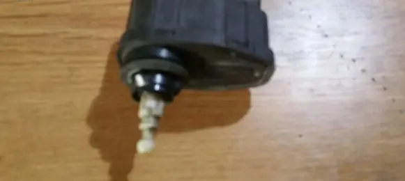 Opel Omega B1 Headlight level adjustment motor 90457812