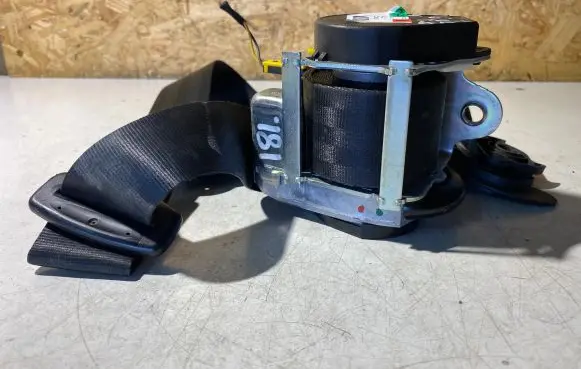 Volkswagen Golf VI Front seatbelt 617979800 010L000 H42121