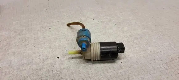 Volkswagen PASSAT B4 Windscreen/windshield washer pump 1H6955651