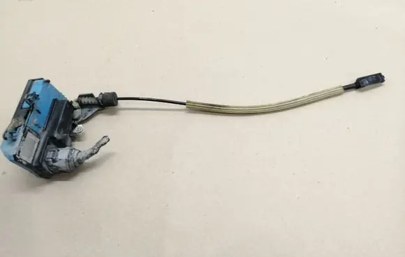 Volvo S60 Front door lock 8650544