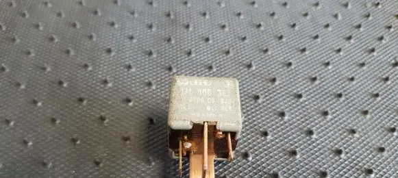 Volkswagen Golf II Other relay 171906383