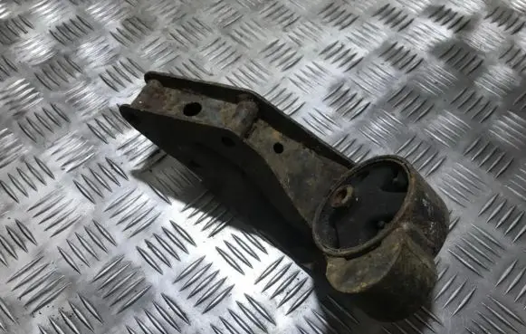 Nissan Almera Engine mount bracket