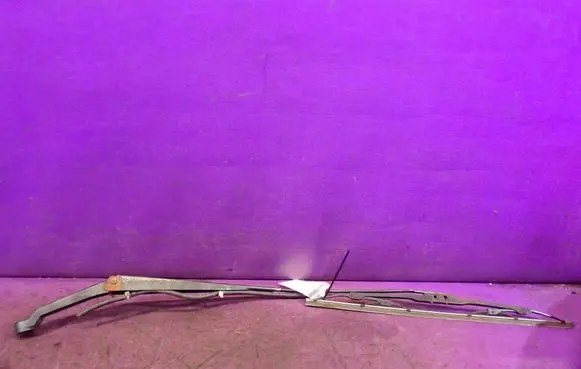 Front wiper blade arm
