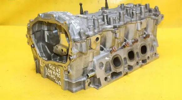 Mercedes-Benz C AMG W205 Engine head 2760101613