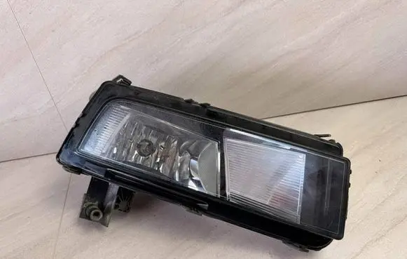 Volkswagen Touran III Front fog light 5TA941662