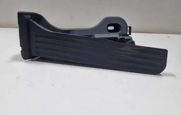 Accelerator throttle pedal