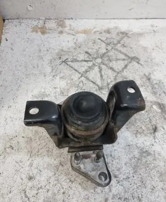 Toyota Avensis T250 Engine mount bracket