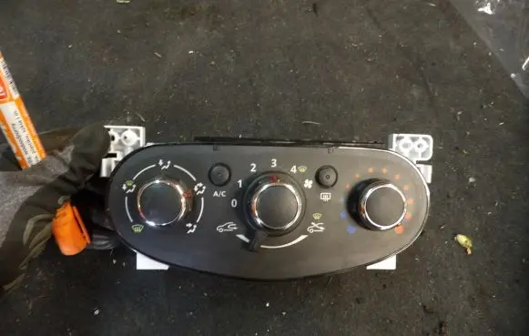 Dacia Duster Climate control unit