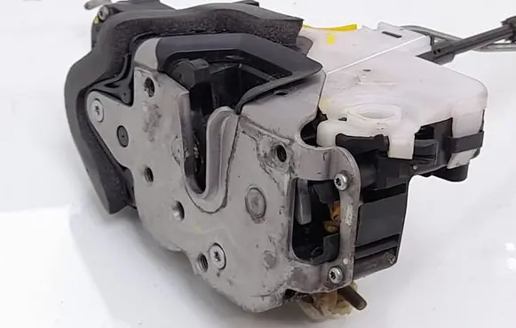 Opel Insignia A Front door lock 3023881