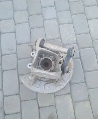 Rear wheel hub spindle/knuckle