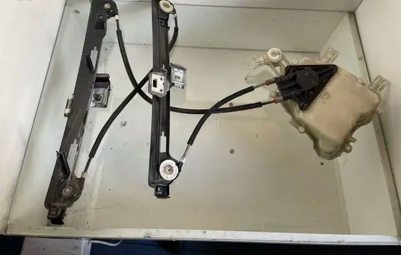 Seat Toledo III (5P) Front door window regulator with motor 5P0837401A