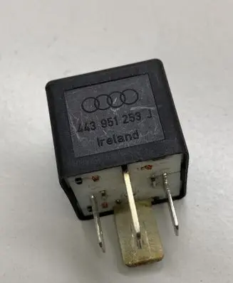 Volkswagen PASSAT B5 Other relay 443951253J 899511000 213