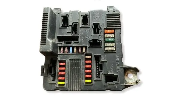 Renault Megane II Fuse module 8200306033A