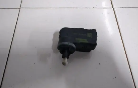 Opel Corsa D Headlight level adjustment motor 