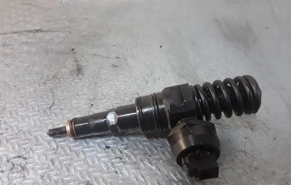 Volkswagen Golf Plus Fuel injector 0414720015 038130075A