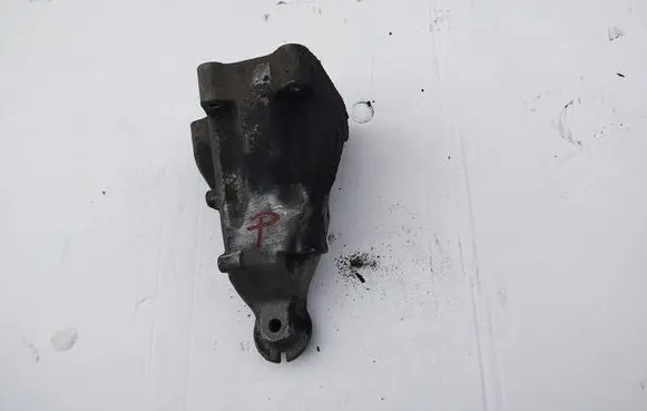 Engine mounting bracket